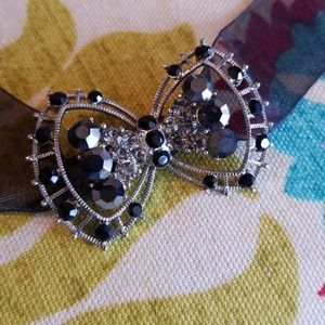 Bow tie chocker